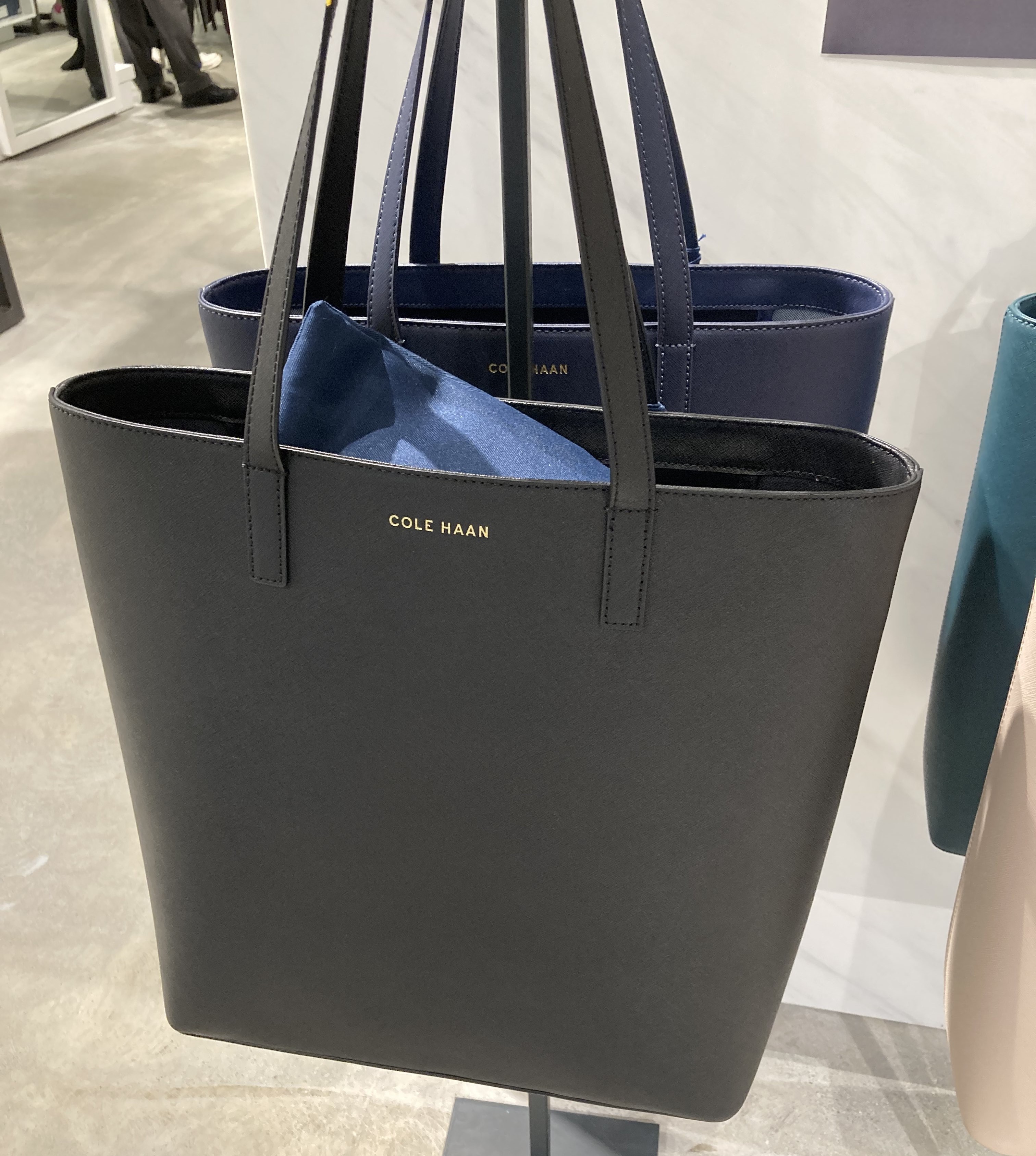 即発送!コールハーン 縦型トートバッグ A4可 サフィアーノレザー (Cole