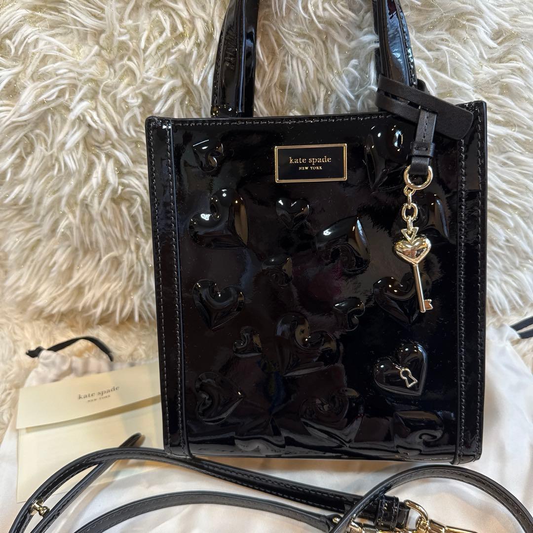 kate spade ブラック ハート型バッグ セールkate spade Love Shackハート型レザー2wayクロスボディ (kate